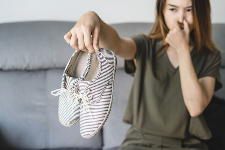 Cara Cepat Menghilangkan Bau Tak Sedap Di Sepatu